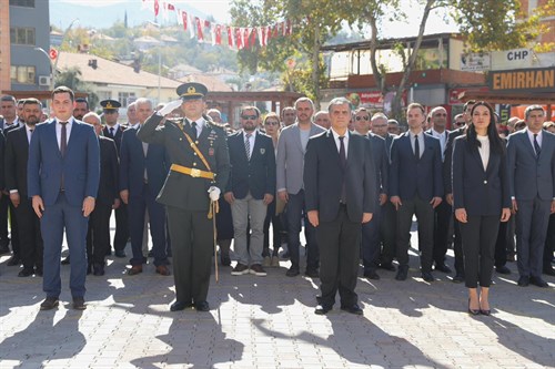 Kaymakamımız Sn. Bayram GALE, Cumhuriyetimizin kuruluşunun 101.yıl dönümü kapsamında düzenlenen Çelenk Sunma Törenine katıldı.