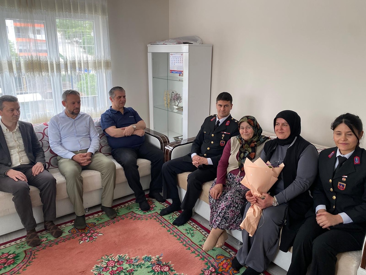 Kaymakam Bayram GALE, “Anneler Günü” programı kapsamında, Şehit J. Er Murat Eren’in Annesi Münevver Eren’i ziyaret etti.