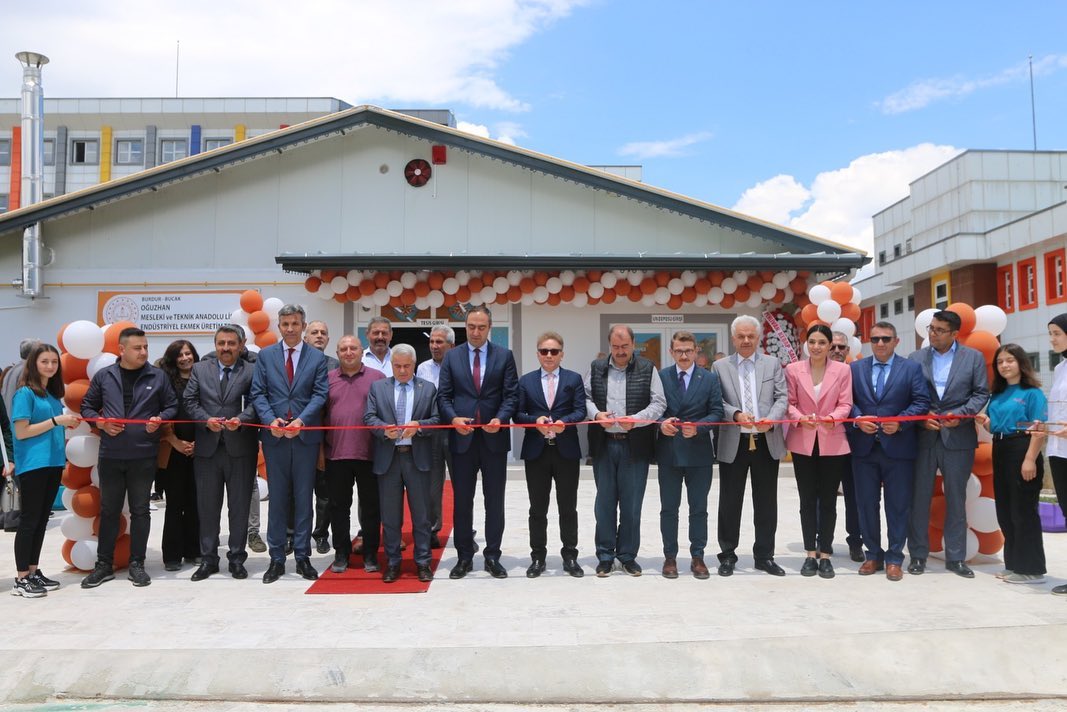 Vali Yardımcısı Sn. İbrahim ÖZKAN,Milli Eğitim Bakanlığının 81 il’de 100 fırın projesi kapsamında düzenlenen ekmek üretim tesisinin açılışına katıldı.